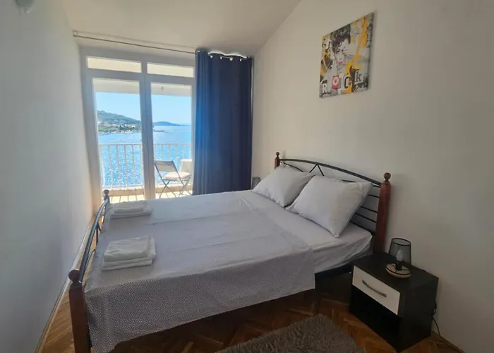 Beachfront Neves Apartment *